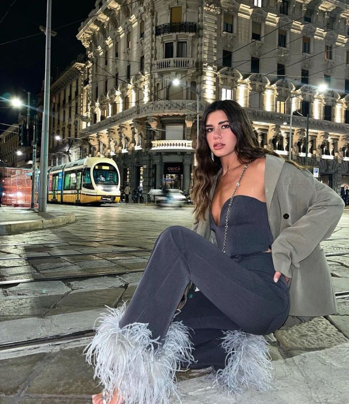 Fenomen Sibil Çetinkaya Milano'da çömelerek poz verdi! 'Yine alev gibisin'