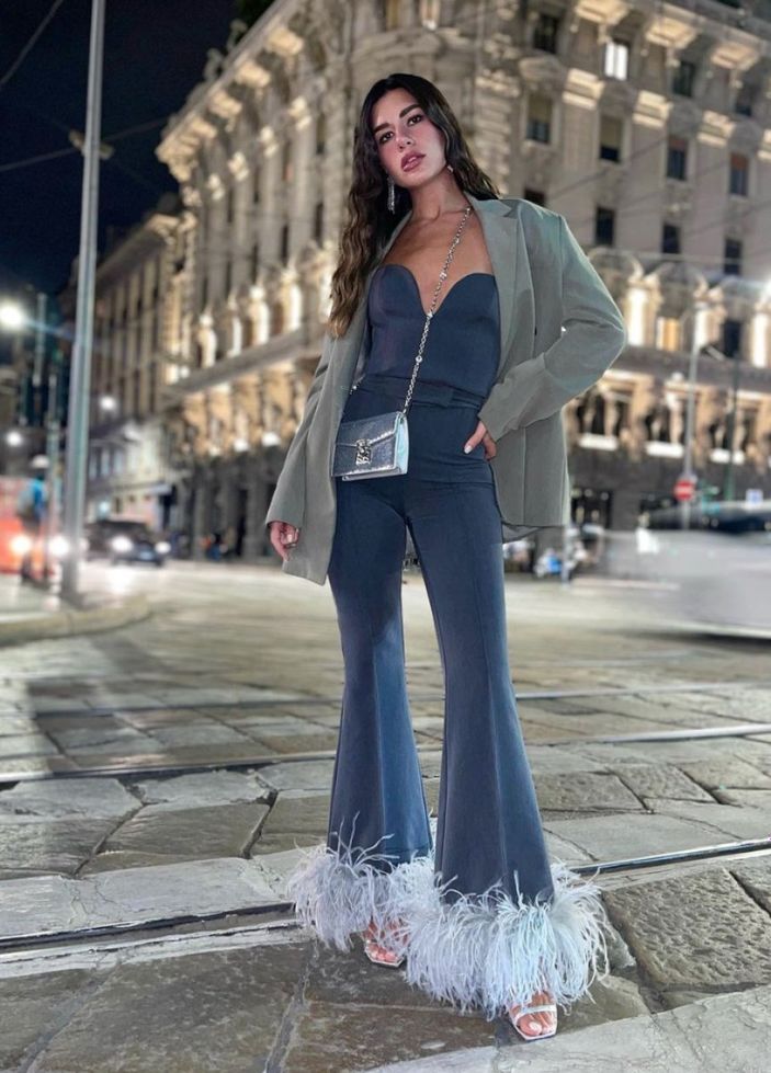 Fenomen Sibil Çetinkaya Milano'da çömelerek poz verdi! 'Yine alev gibisin'