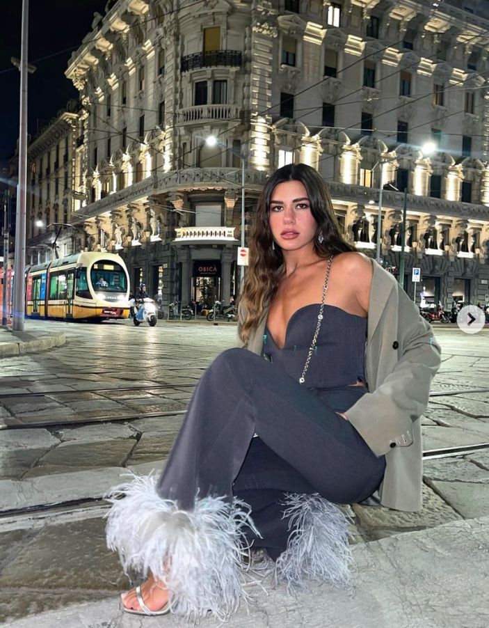 Fenomen Sibil Çetinkaya Milano'da çömelerek poz verdi! 'Yine alev gibisin'