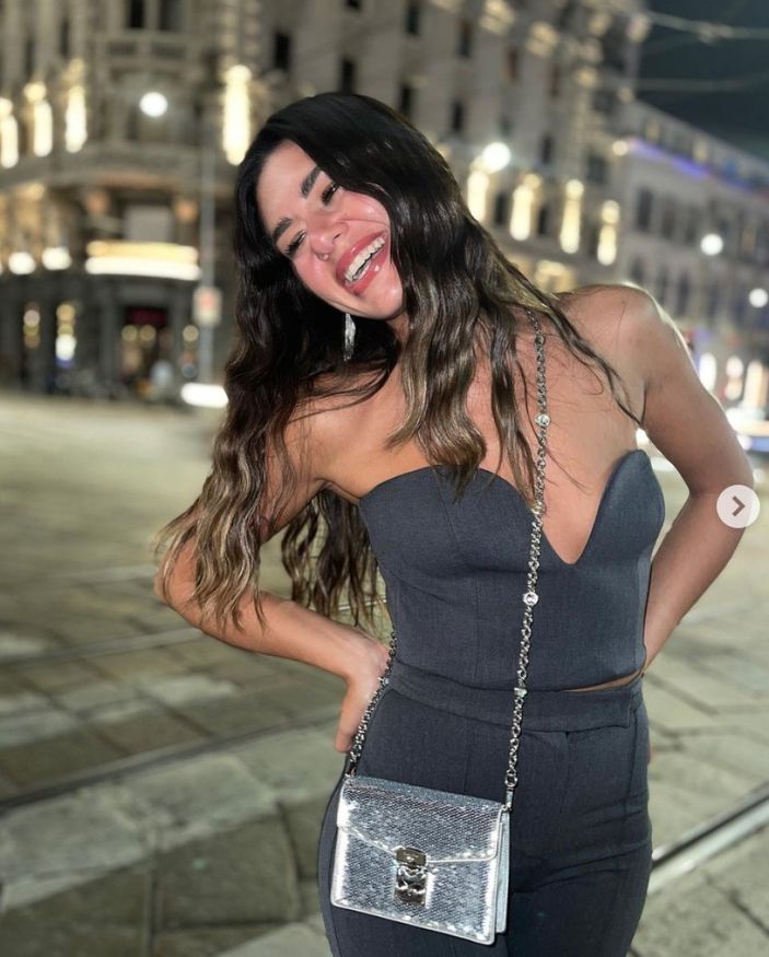 Fenomen Sibil Çetinkaya Milano'da çömelerek poz verdi! 'Yine alev gibisin'