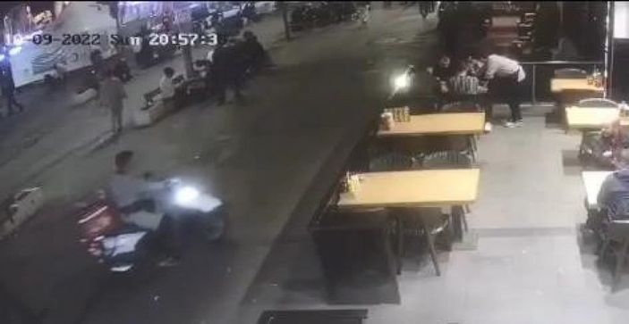 Zeytinburnu'nda moto kuryelerin motosikletini kullanan garson kaza yaptı