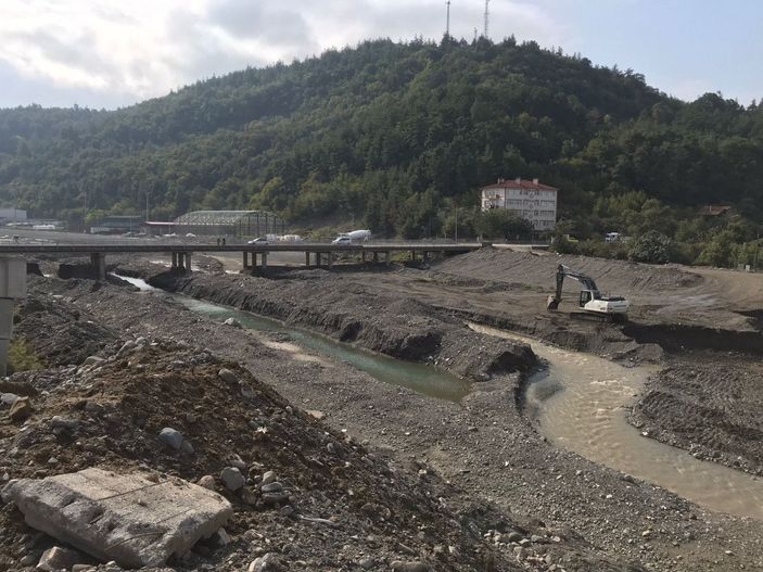 d Kastamonu'da taşan Ezine Çayı kenarındaki okul projesine tepki