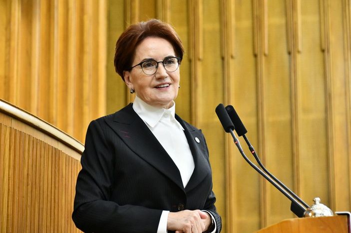 Meral Akşener kürsüye baretle çıktı