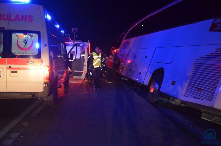 Amasya'da yolcu otobüsü ile tır çarpıştı: 2 ölü 20 yaralı