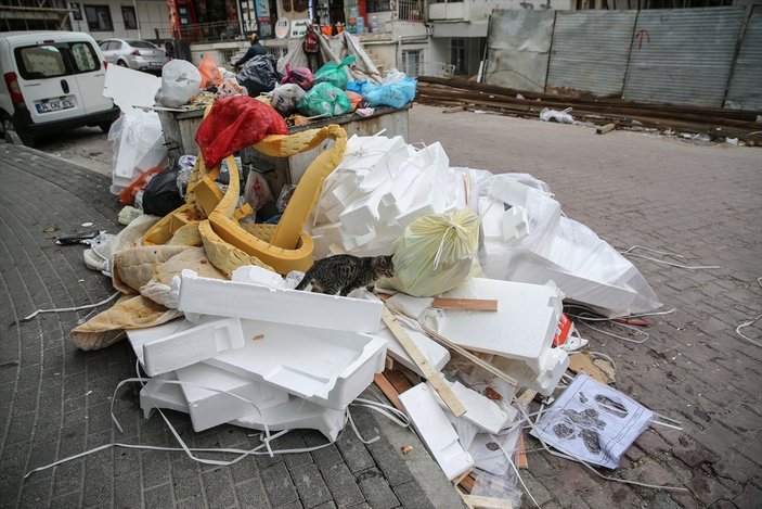 Avcılar Belediyesindeki grev nedeniyle sokaklarda çöp yığınları oluştu