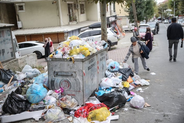 Avcılar Belediyesindeki grev nedeniyle sokaklarda çöp yığınları oluştu