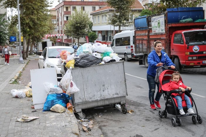 Avcılar Belediyesindeki grev nedeniyle sokaklarda çöp yığınları oluştu