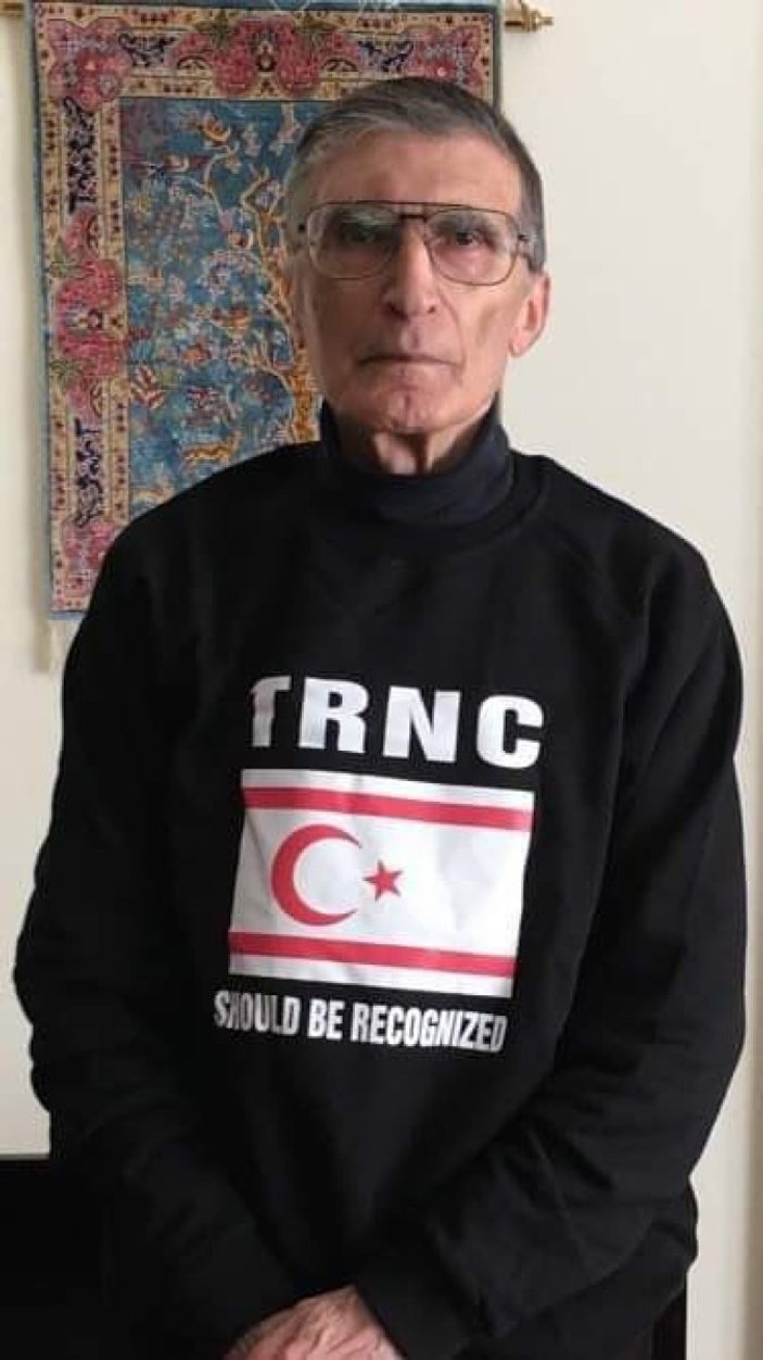 Prof. Dr. Aziz Sancar, 'KKTC Tanınmalı' tişörtünü giydi