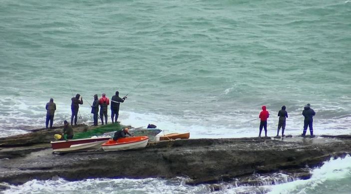 d Arnavutköy'de balıkçılar canlarını hiçe saydı