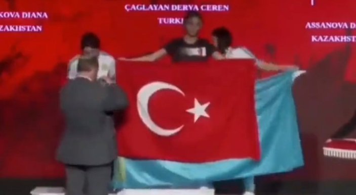 Dünya Şampiyonu Derya Ceren Çağlayan'dan Türk bayraklı yanıt