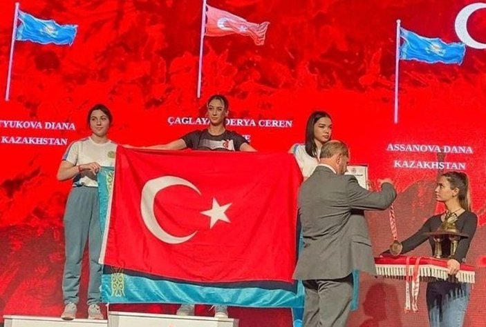 Dünya Şampiyonu Derya Ceren Çağlayan'dan Türk bayraklı yanıt