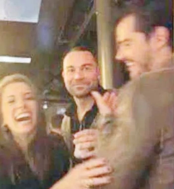 Berk Atan ve Melis Tüzüngüç'ün samimi halleri dikkat çekti