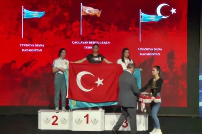 Derya Ceren Çağlıyan'dan bayrak çıkışı: Her Türk gencinin görevidir