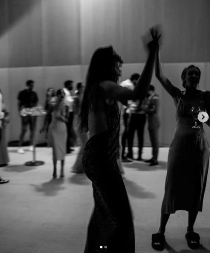 Hande Baladın'dan nefis sırt dekoltesi...