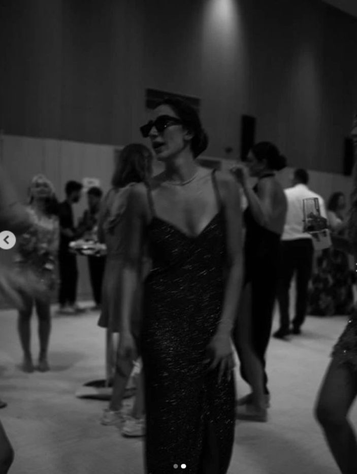 Hande Baladın'dan nefis sırt dekoltesi...