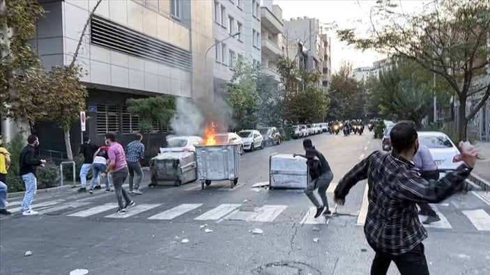 İran'da 15 yaşındaki Esra Penahi'yi polisin döverek öldürüldüğü iddiası