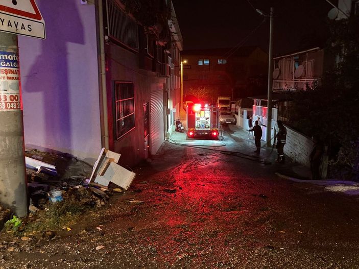 İzmir'de evini yakan kadın, koltuğa oturup sigara içti