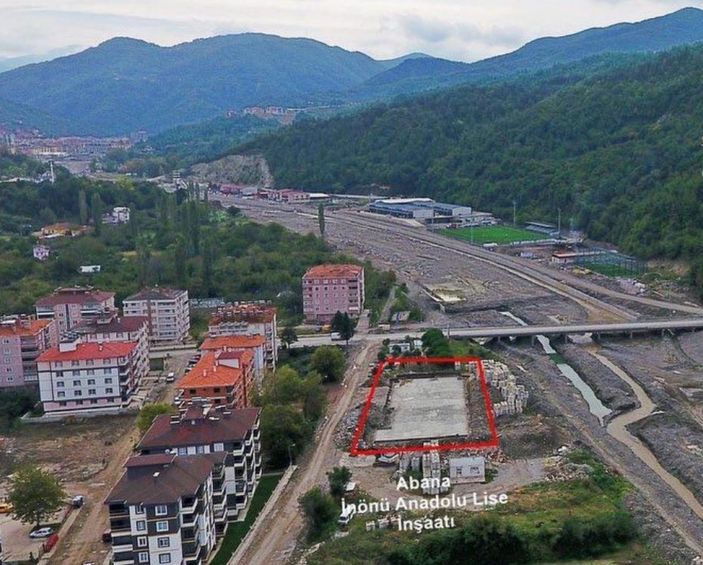d Kastamonu'da taşan Ezine Çayı kenarındaki okul projesine tepki
