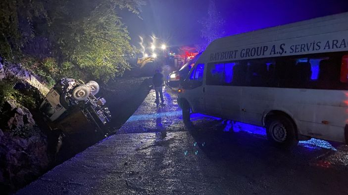 i Zonguldak'ta kapağı açılmayan kamyonet dereye uçtu