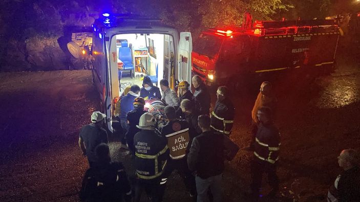 i Zonguldak'ta kapağı açılmayan kamyonet dereye uçtu