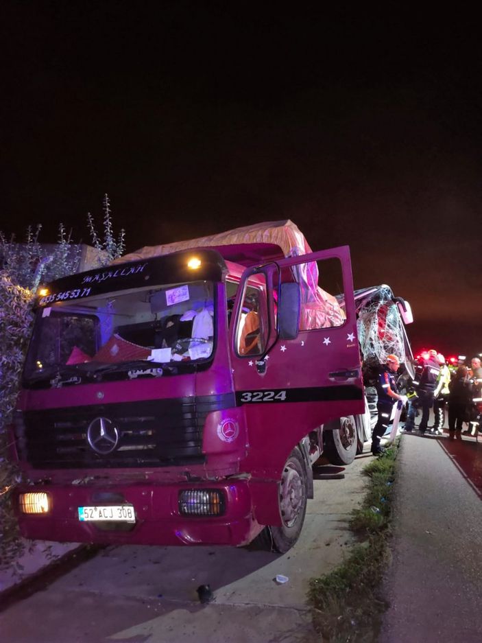 Amasya’da yolcu otobüsü kaza yaptı: 2 ölü, 20 yaralı