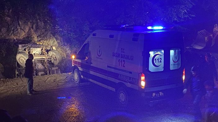 i Zonguldak'ta kapağı açılmayan kamyonet dereye uçtu