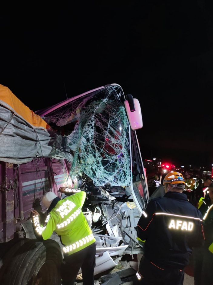 Amasya’da yolcu otobüsü kaza yaptı: 2 ölü, 20 yaralı