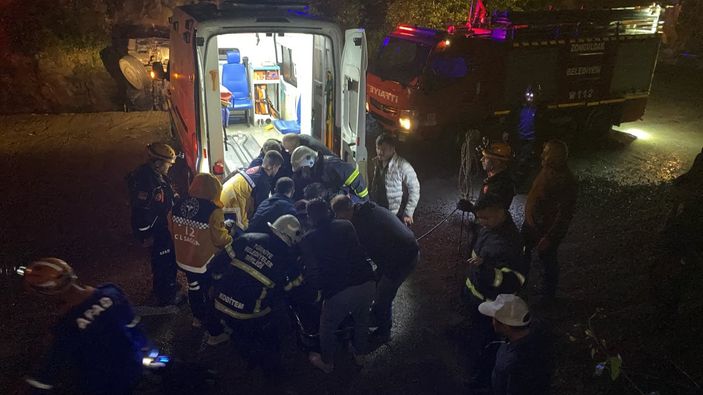 i Zonguldak'ta kapağı açılmayan kamyonet dereye uçtu