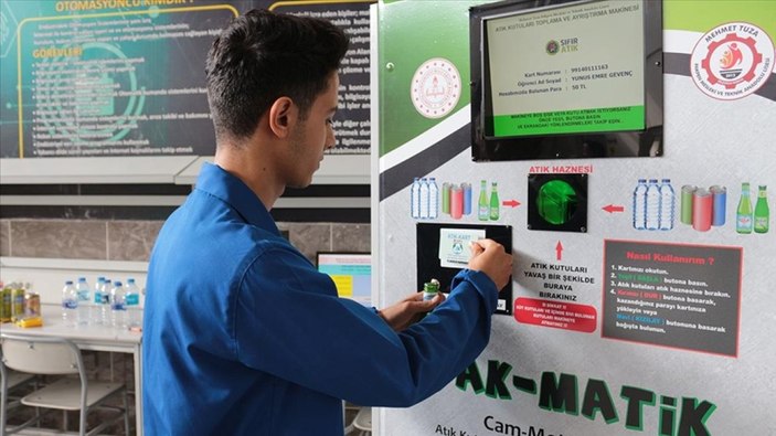 Konya'da meslek liseliler, atıkları ayrıştırıp tanımlı karta para yükleyebilen makine üretti