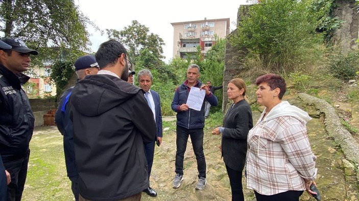 Zonguldak'ta polis, yıkıma engel olan kadını elini öperek ikna etti