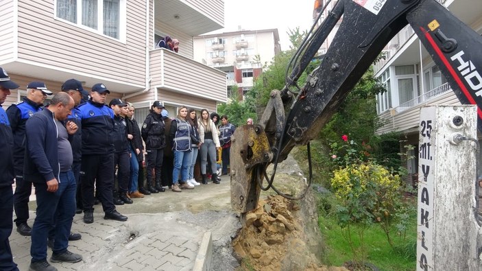 Zonguldak'ta polis, yıkıma engel olan kadını elini öperek ikna etti