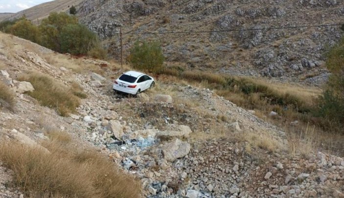Sivas'ta düğün yolunda kaza: Şarampole yuvarlandı
