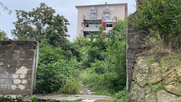 Zonguldak'ta polis, yıkıma engel olmak isteyenin elini öperek ikna etti