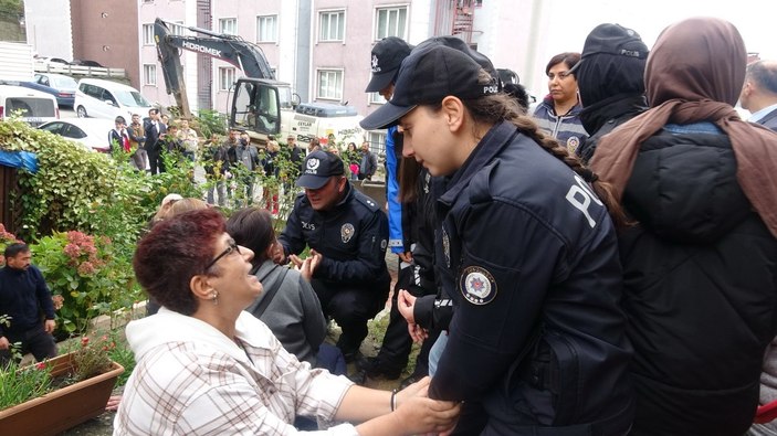 Zonguldak'ta polis, yıkıma engel olmak isteyenin elini öperek ikna etti