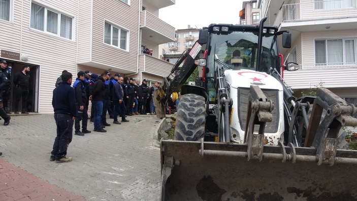 Zonguldak'ta polis, yıkıma engel olmak isteyenin elini öperek ikna etti