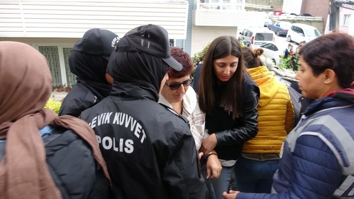 Zonguldak'ta polis, yıkıma engel olmak isteyenin elini öperek ikna etti