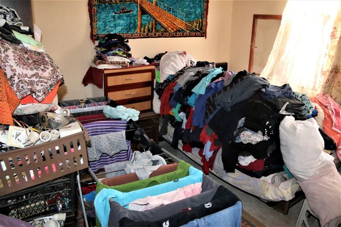 Antalya'da kiracının çöple doldurduğu ev mahalleliyi isyan ettirdi