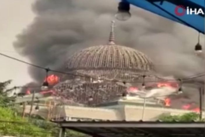 Endonezya’da yanan caminin kubbesi çöktü