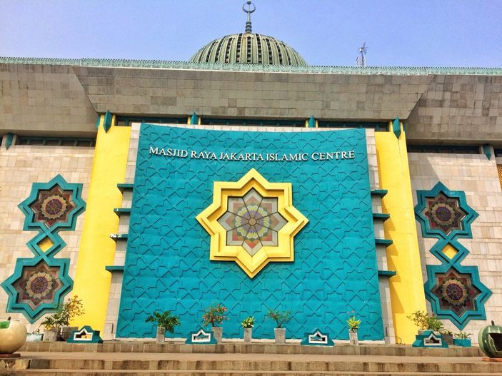 i Endonezya’da yanan caminin kubbesi çöktü