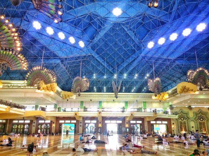 i Endonezya’da yanan caminin kubbesi çöktü