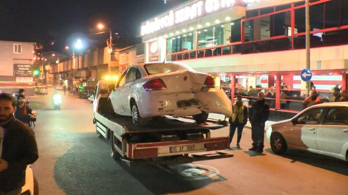 d İstanbul'da tramvay otomobile çarptı