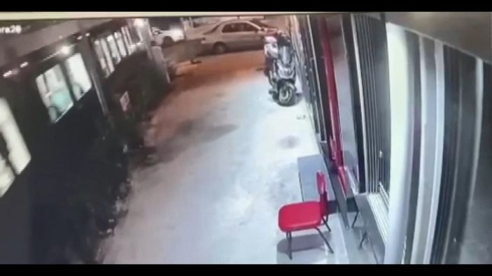 d İstanbul'da tramvay otomobile çarptı