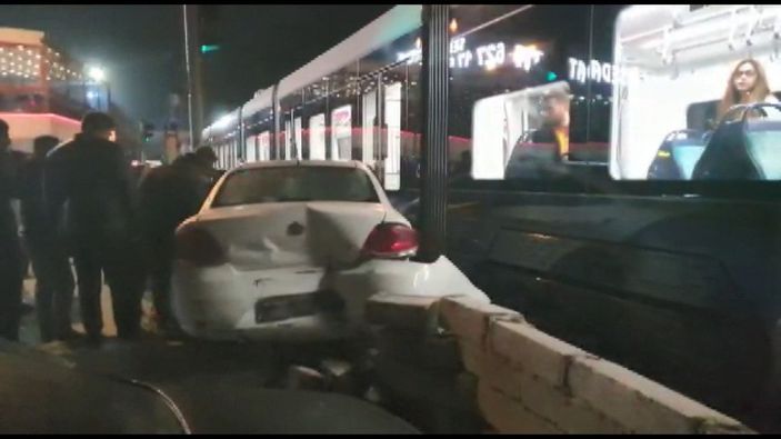 d İstanbul'da tramvay otomobile çarptı