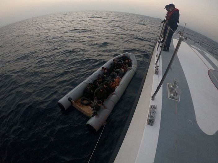 i İzmir açıklarında 23 düzensiz göçmen kurtarıldı