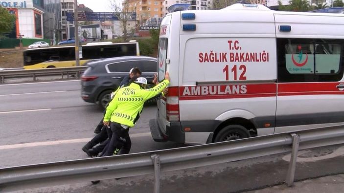Maltepe’de otomobil ambulansa çarptı: 4 yaralı