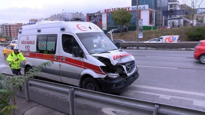 Maltepe’de otomobil ambulansa çarptı: 4 yaralı