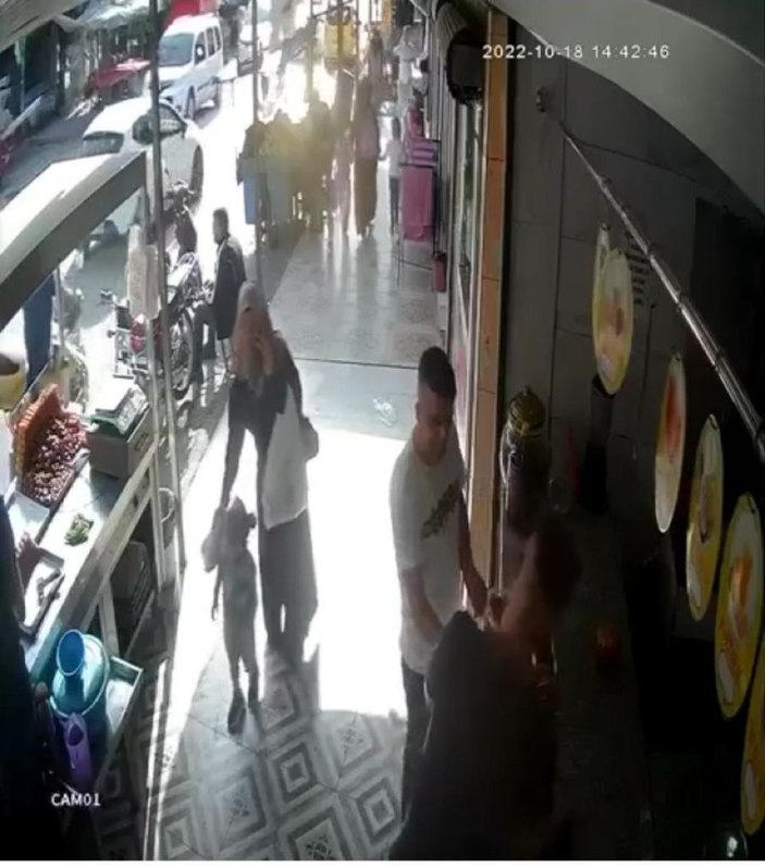 Adana’da annesi kaldırımda unuttu, ölümden saniyelerle kurtuldu