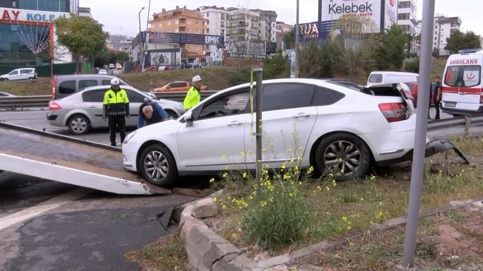 Maltepe’de otomobil ambulansa çarptı: 4 yaralı