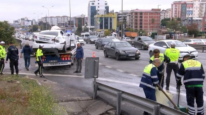 Maltepe’de otomobil ambulansa çarptı: 4 yaralı