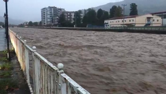 Şiddetli yağış Rize’yi etkisi altına aldı